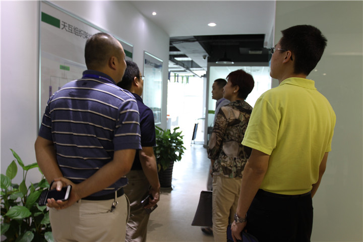 陜西省通信管理局領(lǐng)導(dǎo)一行參觀天互數(shù)據(jù)企業(yè)文化墻 
