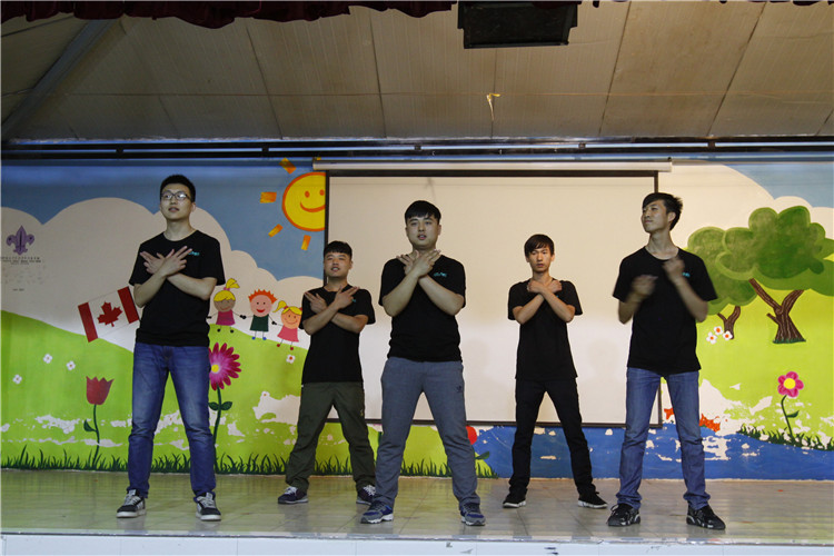 天互員工為太陽(yáng)村兒童表演舞蹈，提前歡慶六一兒童節(jié)