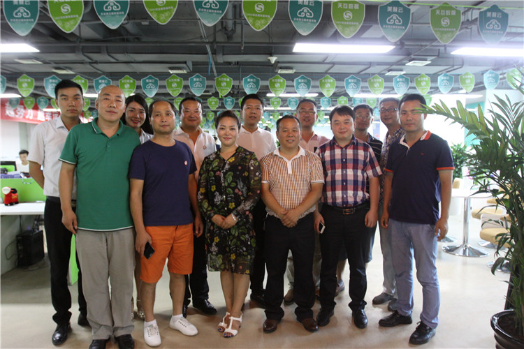 華山會(huì)相聚天互，共同探討如何在云端輕裝上陣