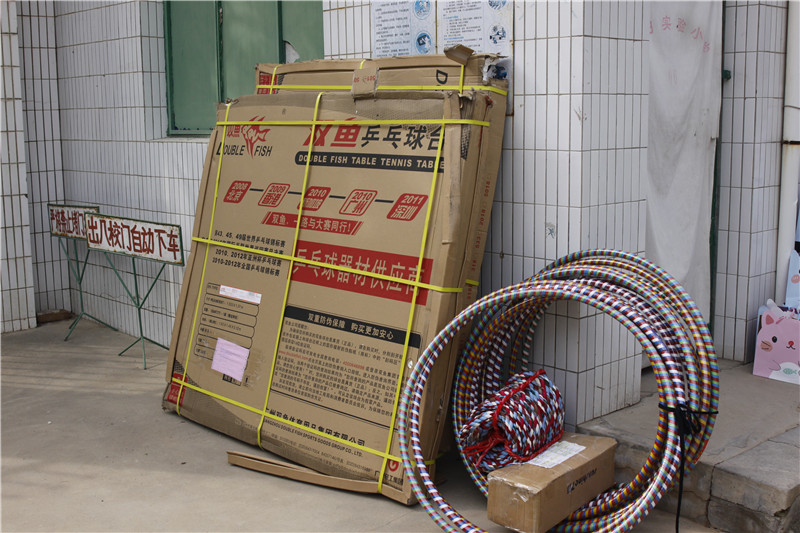 天互數(shù)據(jù)向涇陽縣安吳鎮(zhèn)明日實驗小學捐贈的學習體育用品及暖心大禮包