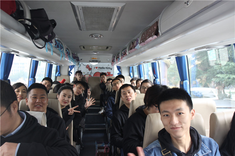 “暖心公益行 天互在行動 關愛涇陽留守貧困兒童愛心捐贈活動”員工整裝出發(fā)