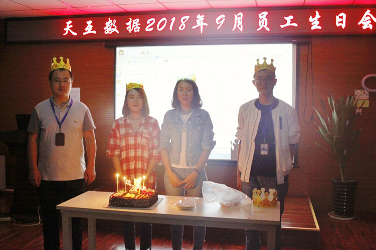 大家點燃蠟燭一起唱生日歌
