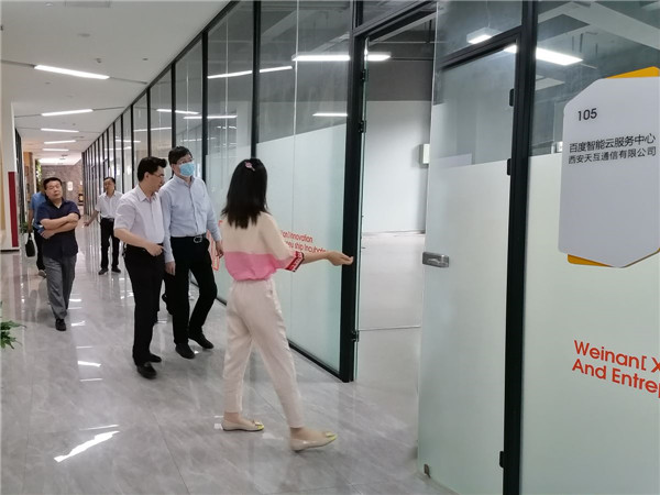 陜西省科技廳領(lǐng)導(dǎo)一行參觀百度智能云陜西服務(wù)中心AI展廳