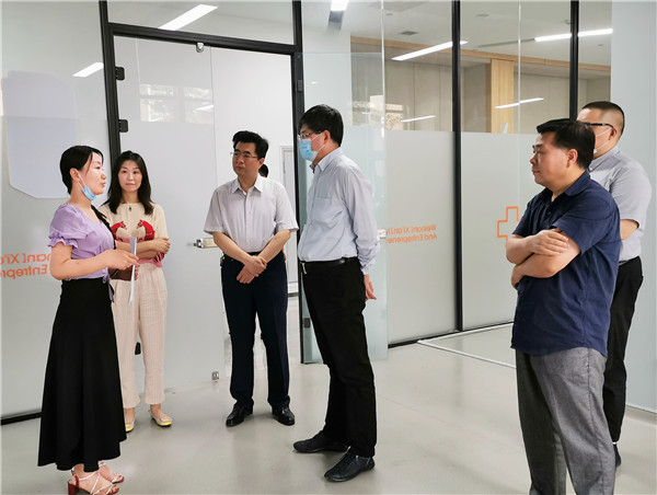 百度智能云陜西服務(wù)中心品牌部負(fù)責(zé)人介紹展廳規(guī)劃